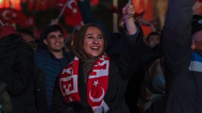 Kocaelililer, Büyükşehir’in dev ekranında büyük zaferi yaşadı;  İzmitli Kerem attı, "Dünyalar" bizim oldu